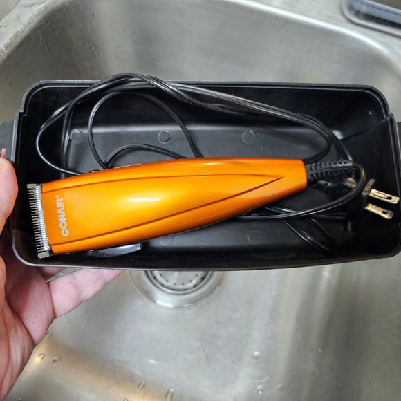 Conair corded trimmer with hard shell case and three attachments - Picture 3 of 10